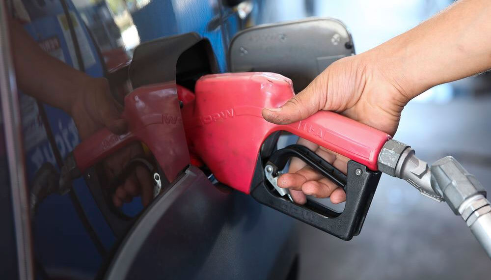 Receita confirma reoneração de gasolina e etanol no fim do mês 